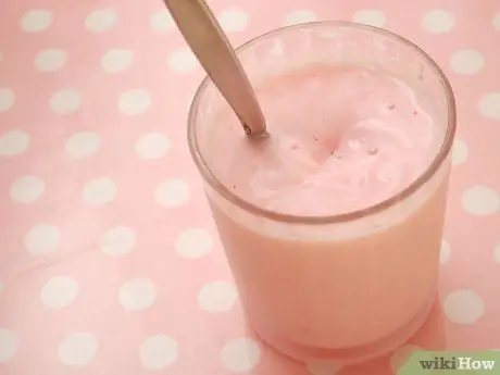 Приготовить клубничное молоко, шаг 4