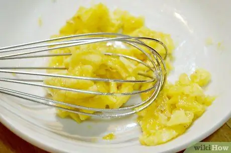 Сделайте банановый молочный коктейль без блендера Шаг 1