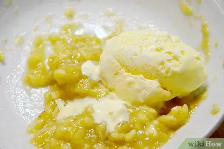 Сделайте банановый молочный коктейль без блендера Шаг 2