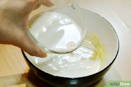 Сделайте банановый молочный коктейль без блендера Шаг 3