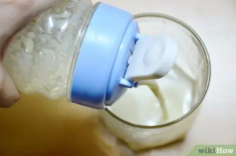 Сделайте банановый молочный коктейль без блендера Шаг 5