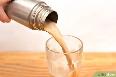 Сделайте традиционный греческий фраппе Шаг 6