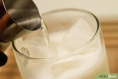 Приготовьте ледяной латте Шаг 3