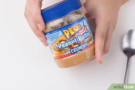 Приготовьте молочный коктейль с арахисовым маслом Шаг 3