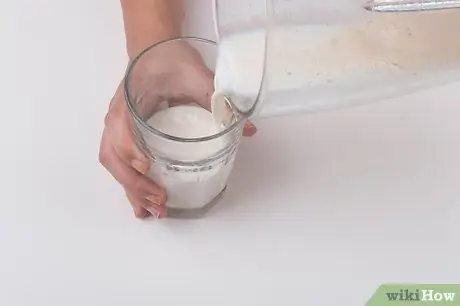 Приготовьте молочный коктейль с арахисовым маслом Шаг 5