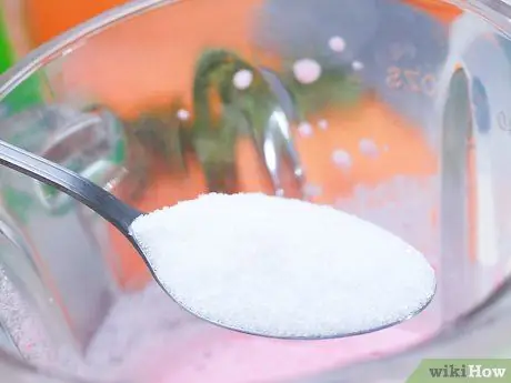 Сделайте простой клубничный смузи Шаг 6