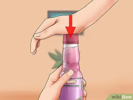 Откройте и выпейте бутылку Ramune Pop Шаг 6