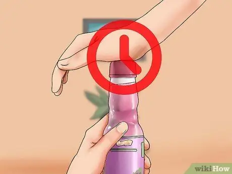 Откройте и выпейте бутылку Ramune Pop Шаг 7