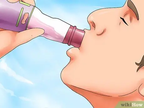 Откройте и выпейте бутылку Ramune Pop Шаг 9