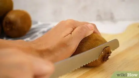 Нарежьте киви для украшения, шаг 1