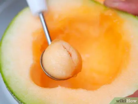 Используйте баллончик для дыни Шаг 4