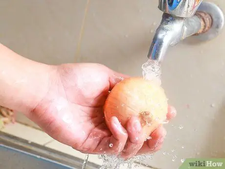 Очистить лук Шаг 1