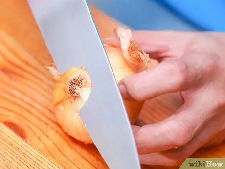 Очистить лук Шаг 2