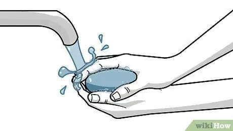 Удаление краски с кожи, шаг 1