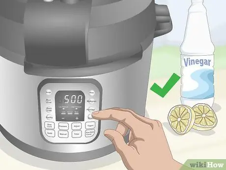 Очистите крышку емкости для быстрого приготовления Шаг 13