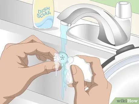 Очистите крышку емкости для быстрого приготовления, шаг 3