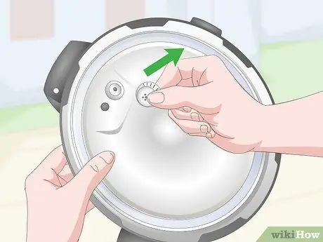 Очистите крышку емкости для быстрого приготовления Шаг 5