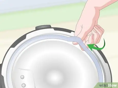 Очистите крышку емкости для быстрого приготовления Шаг 6