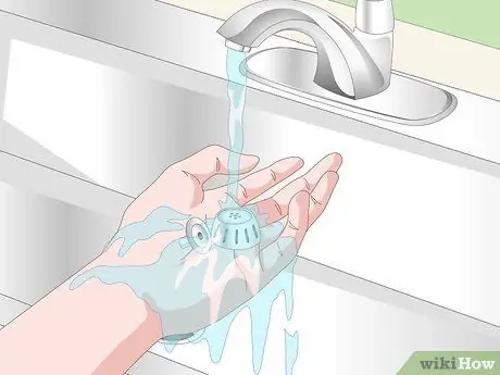 Очистите крышку емкости для быстрого приготовления Шаг 8