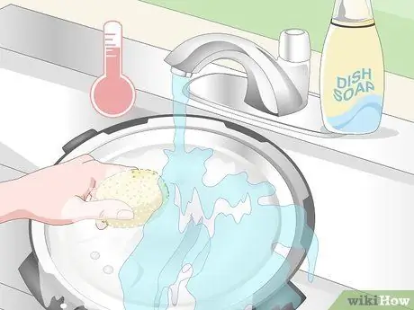 Очистите крышку емкости для быстрого приготовления Шаг 9