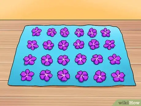 Приготовить засахаренные фиалки шаг 2