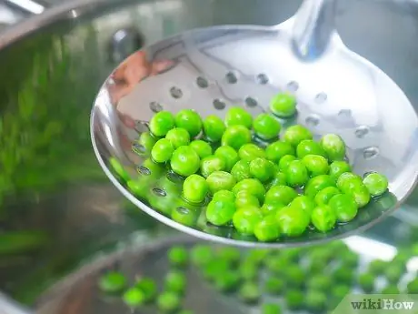 Готовим замороженный горох Шаг 3