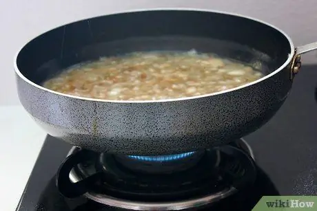 Приготовить простой луковый суп Шаг 11