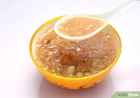 Приготовить простой луковый суп Шаг 12