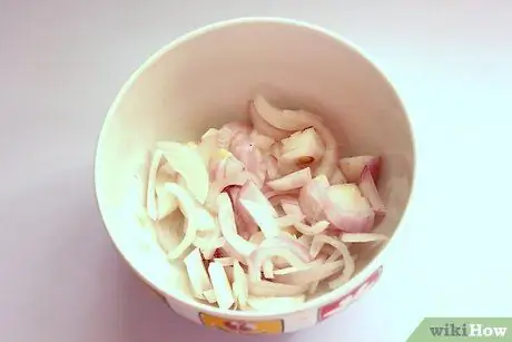 Приготовить простой луковый суп, шаг 2