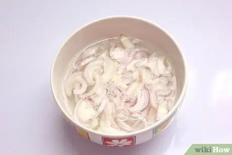 Приготовить простой луковый суп, шаг 3