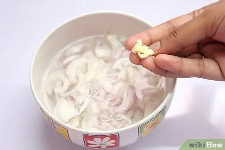 Приготовить простой луковый суп, шаг 4