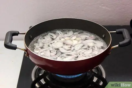 Приготовить простой луковый суп Шаг 6