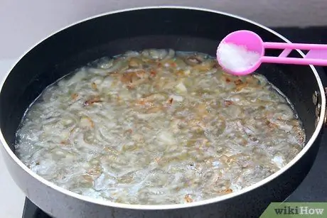 Приготовить простой луковый суп Шаг 9