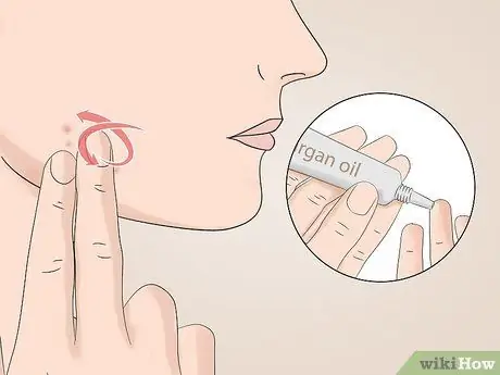 Используйте масло арганы от прыщей Шаг 6