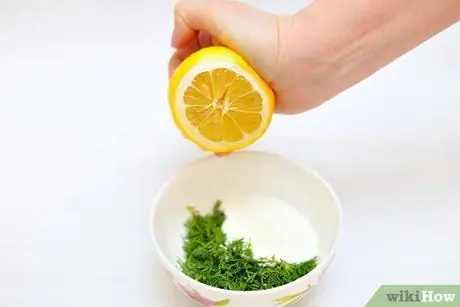 Украсьте салат съедобными цветами Шаг 10