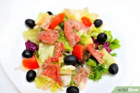 Нарядите салат со съедобными цветами Шаг 11