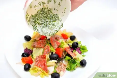 Нарядите салат со съедобными цветами Шаг 12