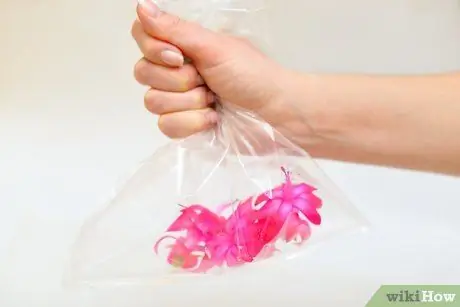 Нарядите салат со съедобными цветами Шаг 3