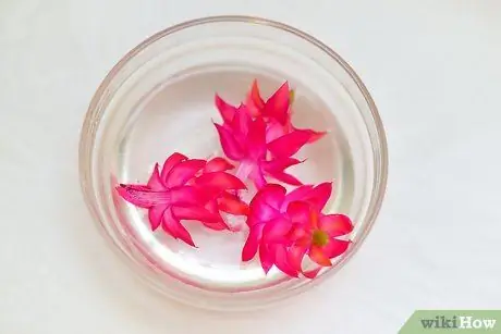 Нарядите салат со съедобными цветами Шаг 4