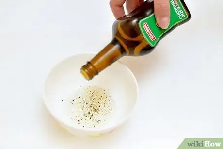 Украсьте салат съедобными цветами Шаг 5