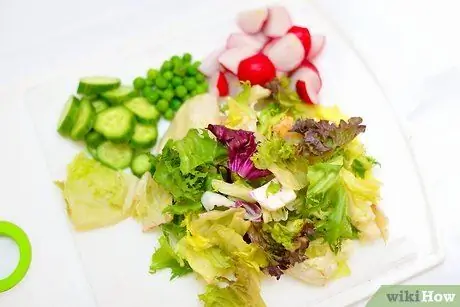 Нарядите салат со съедобными цветами Шаг 6