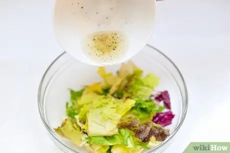 Нарядите салат со съедобными цветами Шаг 7