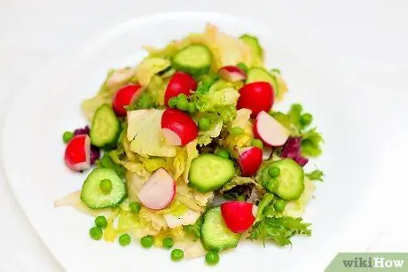 Украсьте салат съедобными цветами Шаг 8