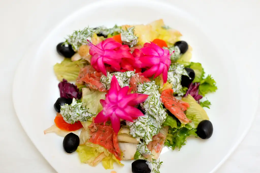 3 способа украсить салат съедобными цветами