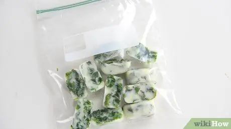 Заморозьте и сохраните травы в оливковом масле Шаг 10
