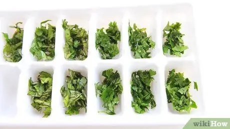 Заморозьте и сохраните травы в оливковом масле Шаг 5