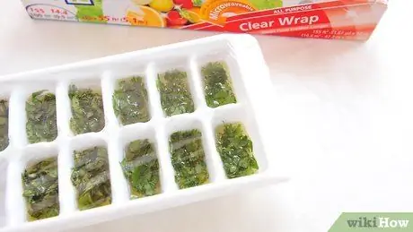 Заморозьте и сохраните травы в оливковом масле Шаг 7