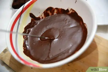 Приготовьте кусочки пирожного в шоколаде Шаг 10