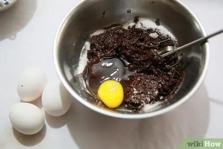 Приготовьте кусочки пирожного в шоколаде, шаг 3