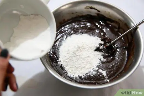 Приготовьте кусочки пирожного в шоколаде, шаг 4